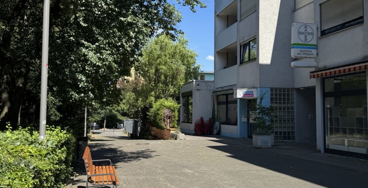 Neue Sitzbank vor dem Stadtteilzentrum Gonsenheim