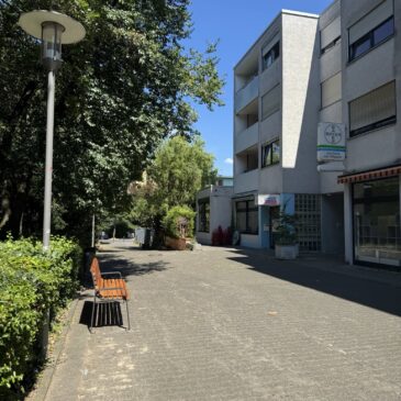 Neue Sitzbank vor dem Stadtteilzentrum Gonsenheim