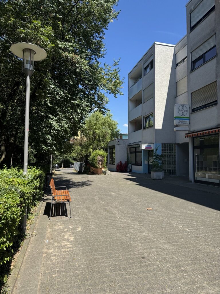 Neue Sitzbank vor dem Stadtteilzentrum Gonsenheim