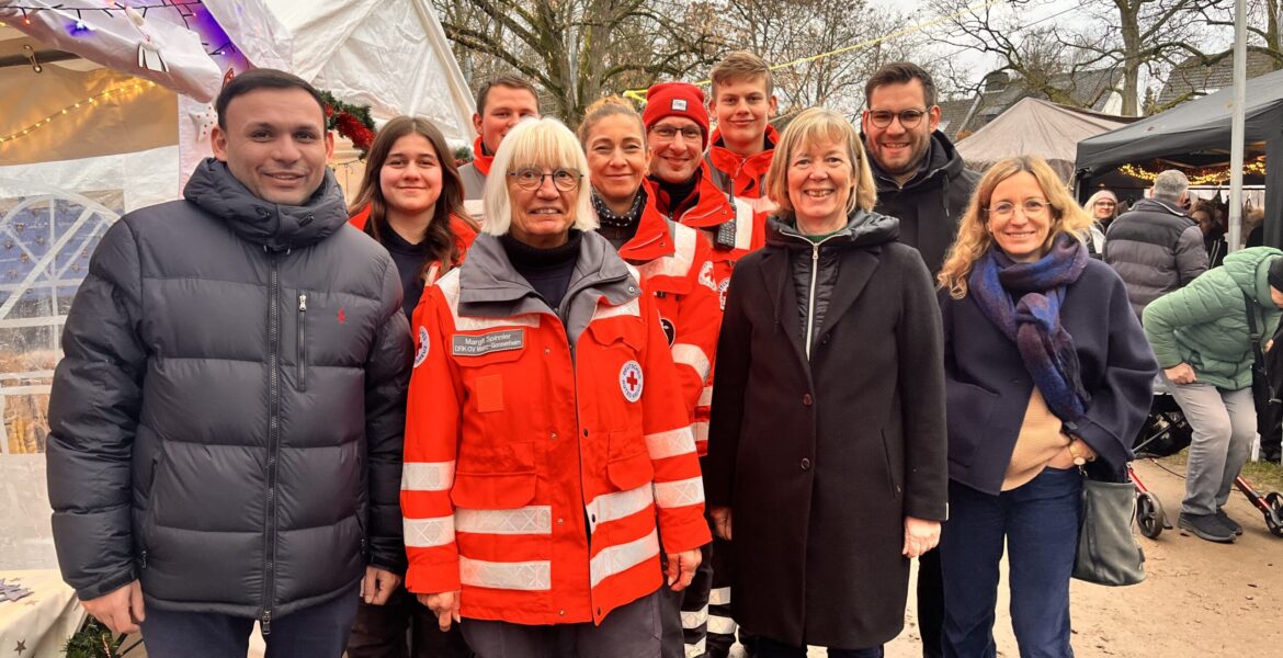 Landtagsabgeordnete Doris Ahnen, Bundestagsabgeordneter Daniel Baldy besuchen mit Vorstandsmitgliedern der SPD Gonsenheim den Adventsmarkt. Hier mit dem DRK Ortsverband Gonsenheim.