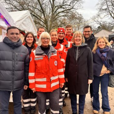 Landtagsabgeordnete Doris Ahnen, Bundestagsabgeordneter Daniel Baldy besuchen mit Vorstandsmitgliedern der SPD Gonsenheim den Adventsmarkt. Hier mit dem DRK Ortsverband Gonsenheim.