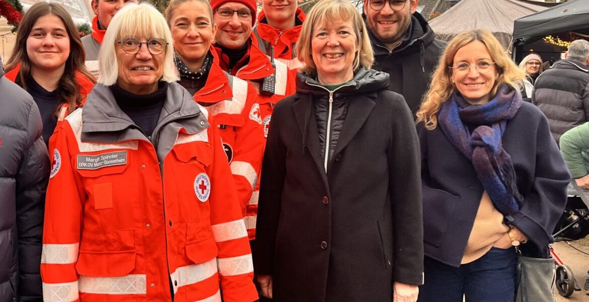 Landtagsabgeordnete Doris Ahnen, Bundestagsabgeordneter Daniel Baldy besuchen mit Vorstandsmitgliedern der SPD Gonsenheim den Adventsmarkt. Hier mit dem DRK Ortsverband Gonsenheim.