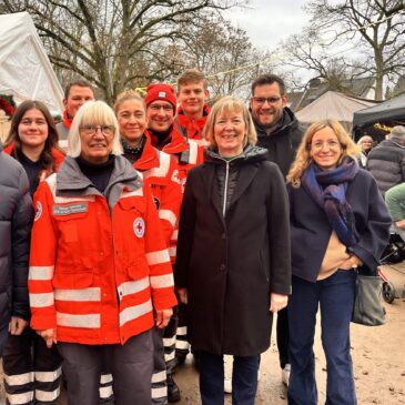 Landtagsabgeordnete Doris Ahnen, Bundestagsabgeordneter Daniel Baldy besuchen mit Vorstandsmitgliedern der SPD Gonsenheim den Adventsmarkt. Hier mit dem DRK Ortsverband Gonsenheim.