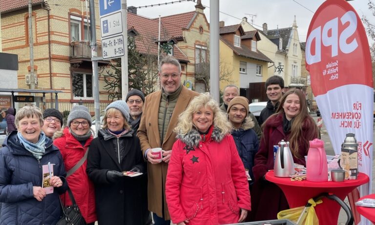 „Zwischen den Jahren“-Infostand mit Doris Ahnen, Daniel Baldy und Überraschungsgast Ministerpräsident Alexander Schweitzer
