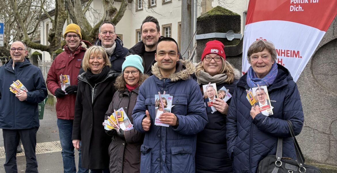 Mitglieder SPD Gonsenheim mit Doris Ahnen, Michael Ebling und Daniel Stich stehen an einem Infostand. Alle halten Flyer mit Alexander Schweitzer in der Hand.