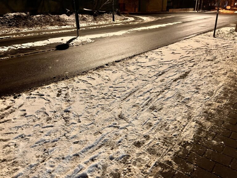 winterliche Straße und Gehweg