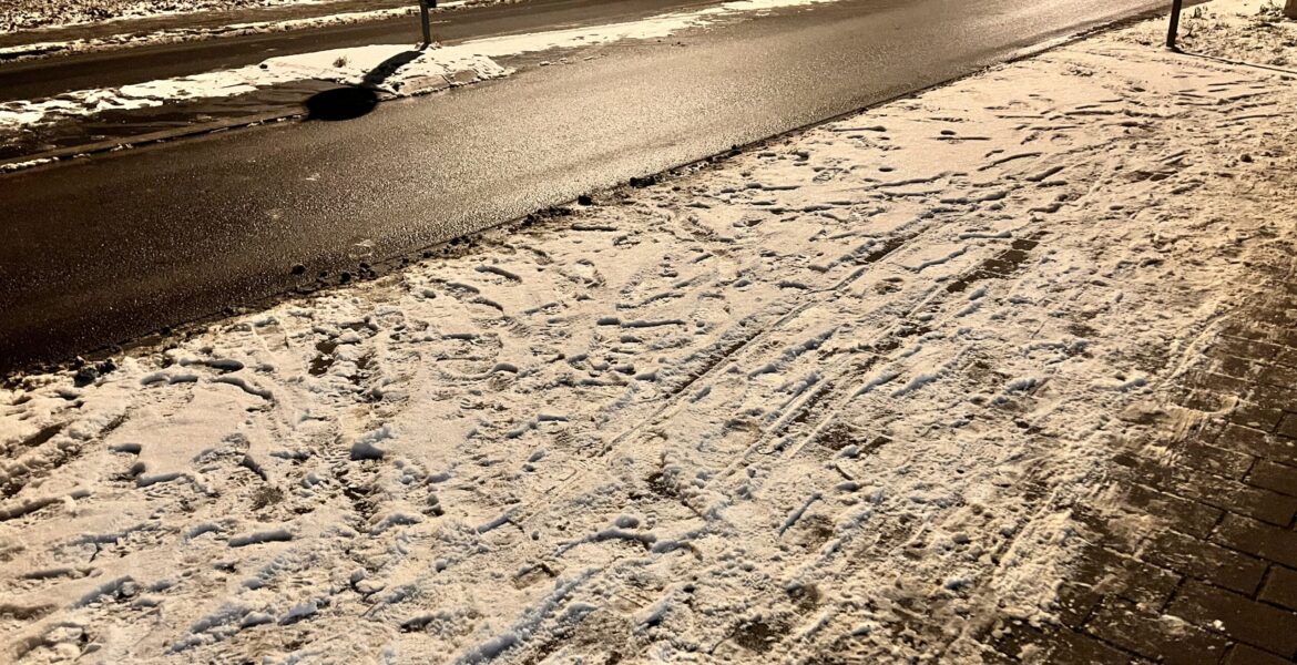 winterliche Straße und Gehweg