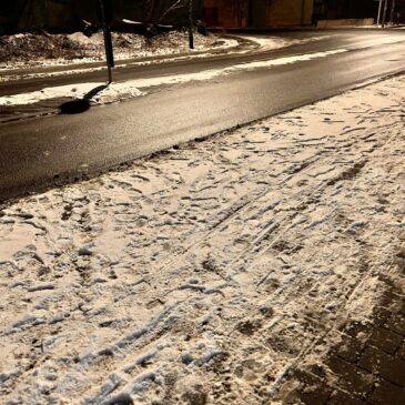 winterliche Straße und Gehweg