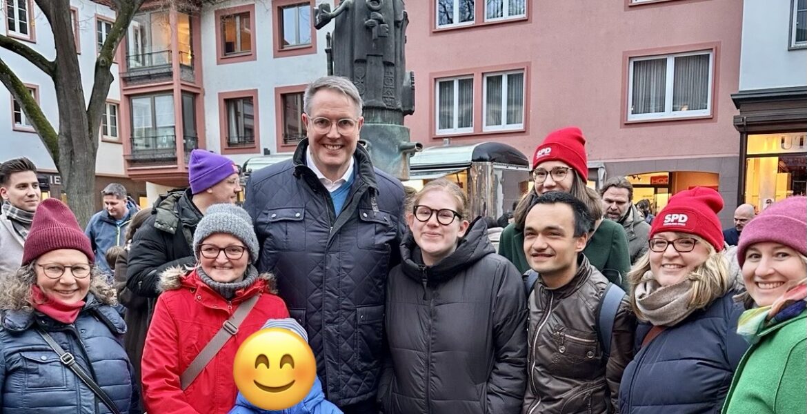 Alexander Schweitzer im Kreise von Mitgliedern der SPD Gonsenheim