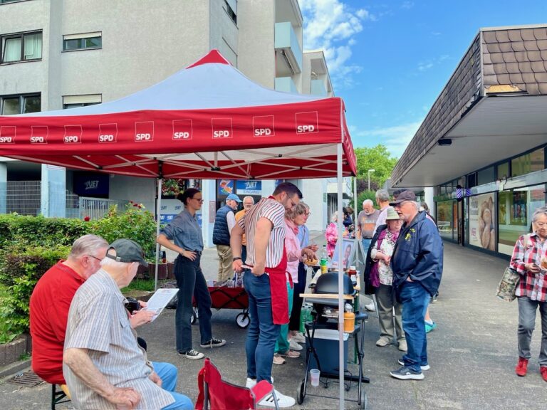 Bratwurst und Gespräche – „Baldy brutzelt“ im Elsa-Einkaufszentrum