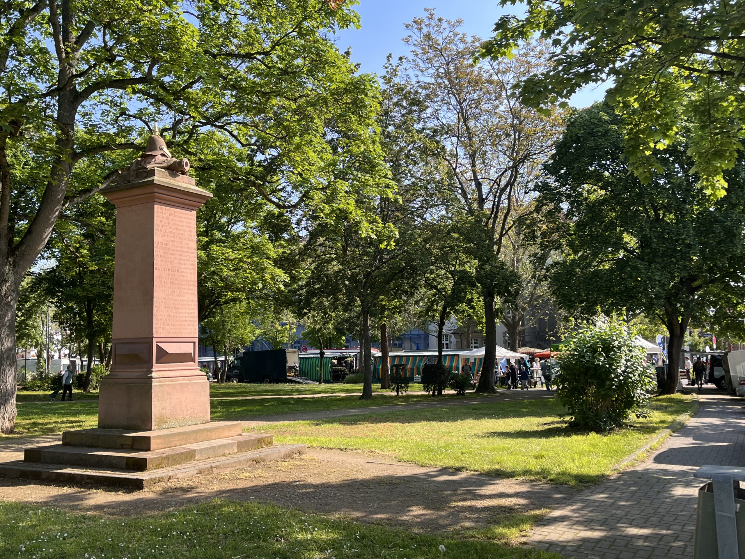 Bild zum Termin Doris Ahnen und Landesvorsitzende Sabine Bätzing-Lichtenthäler unterwegs auf dem Wochenmarkt