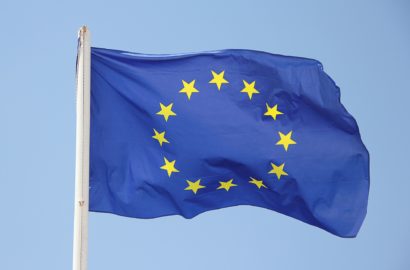 wehende Europaflagge vor blauem Himmel