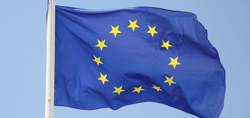wehende Europaflagge vor blauem Himmel